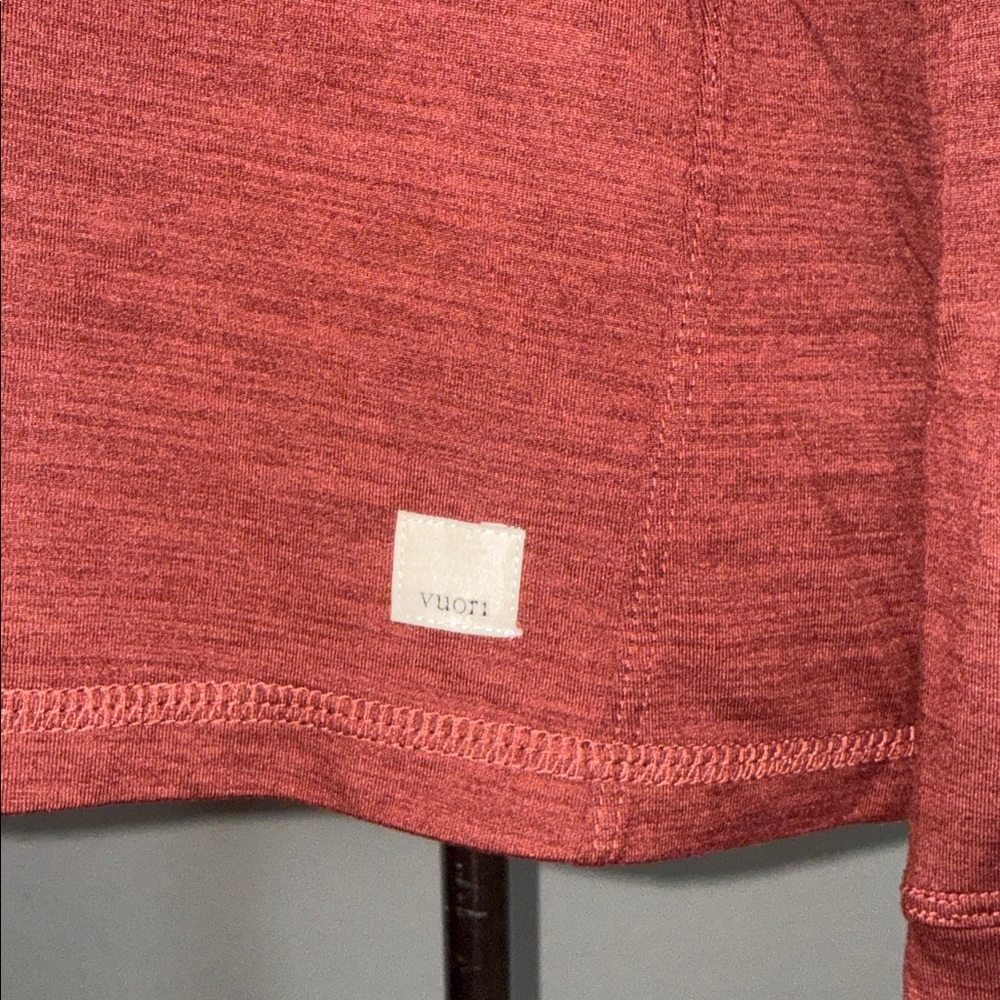 Vuori men’s long-sleeve Lux performance tee in a brick heather red SZ Medium - Picture 4 of 8